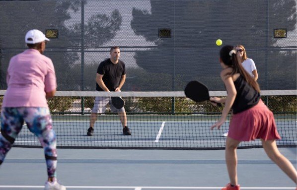 How Pickleball Tournaments Bring Players Together